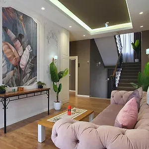 Hotel Heiress, Sarandë